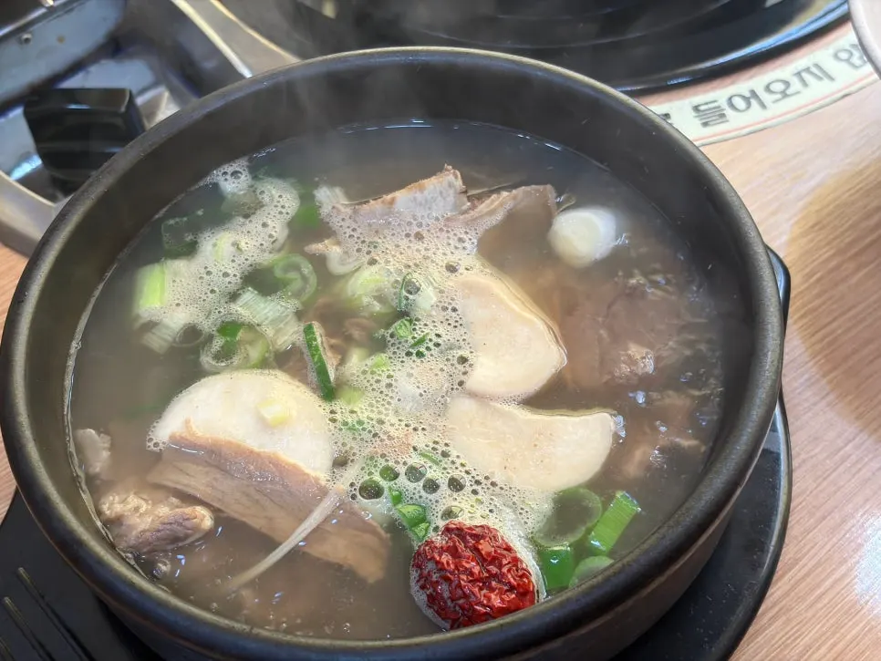 Dugeori Usintang galbitang served in a stone bowl