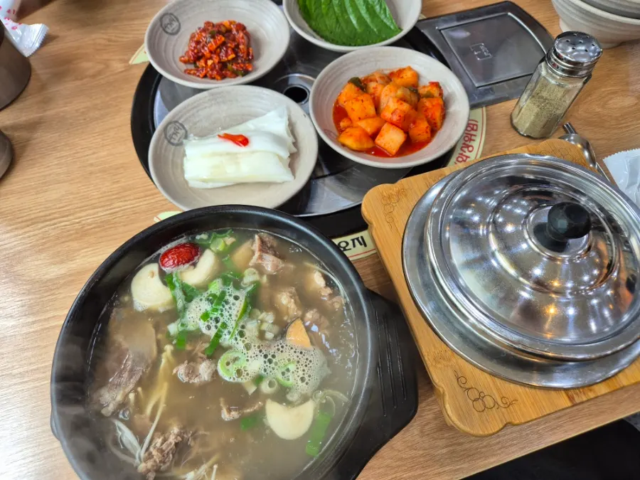 뚝배기에 끓는 맑은 국물 갈비탕