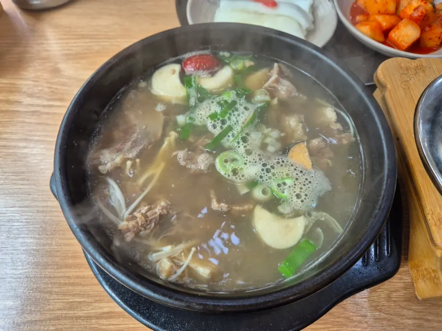 뼈에서 떨어진 갈비탕 고기