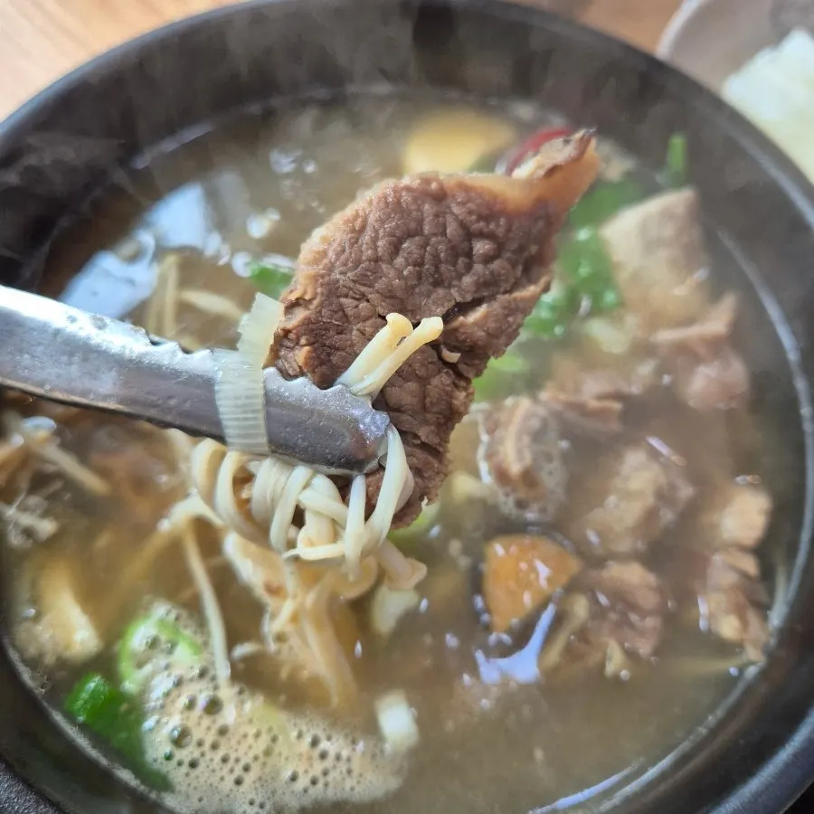 밥 위에 올린 갈비 살코기