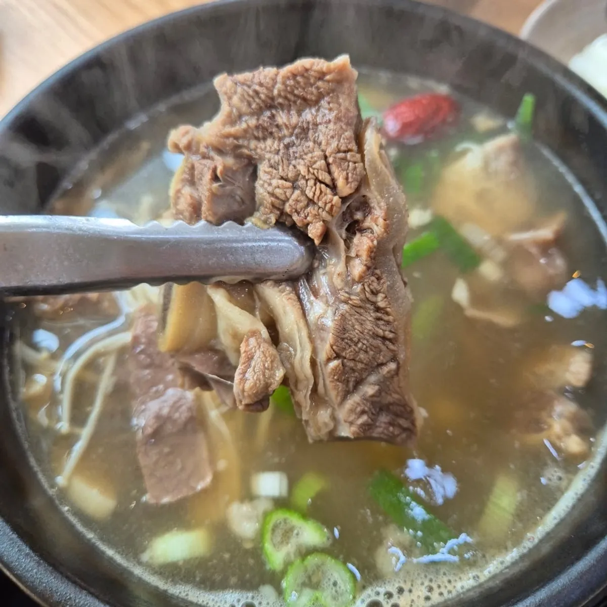 소스 올린 깻잎에 싸 먹는 갈비탕 고기
