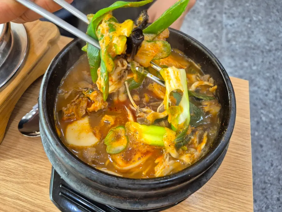 고기와 채소가 넉넉한 우신탕 건더기