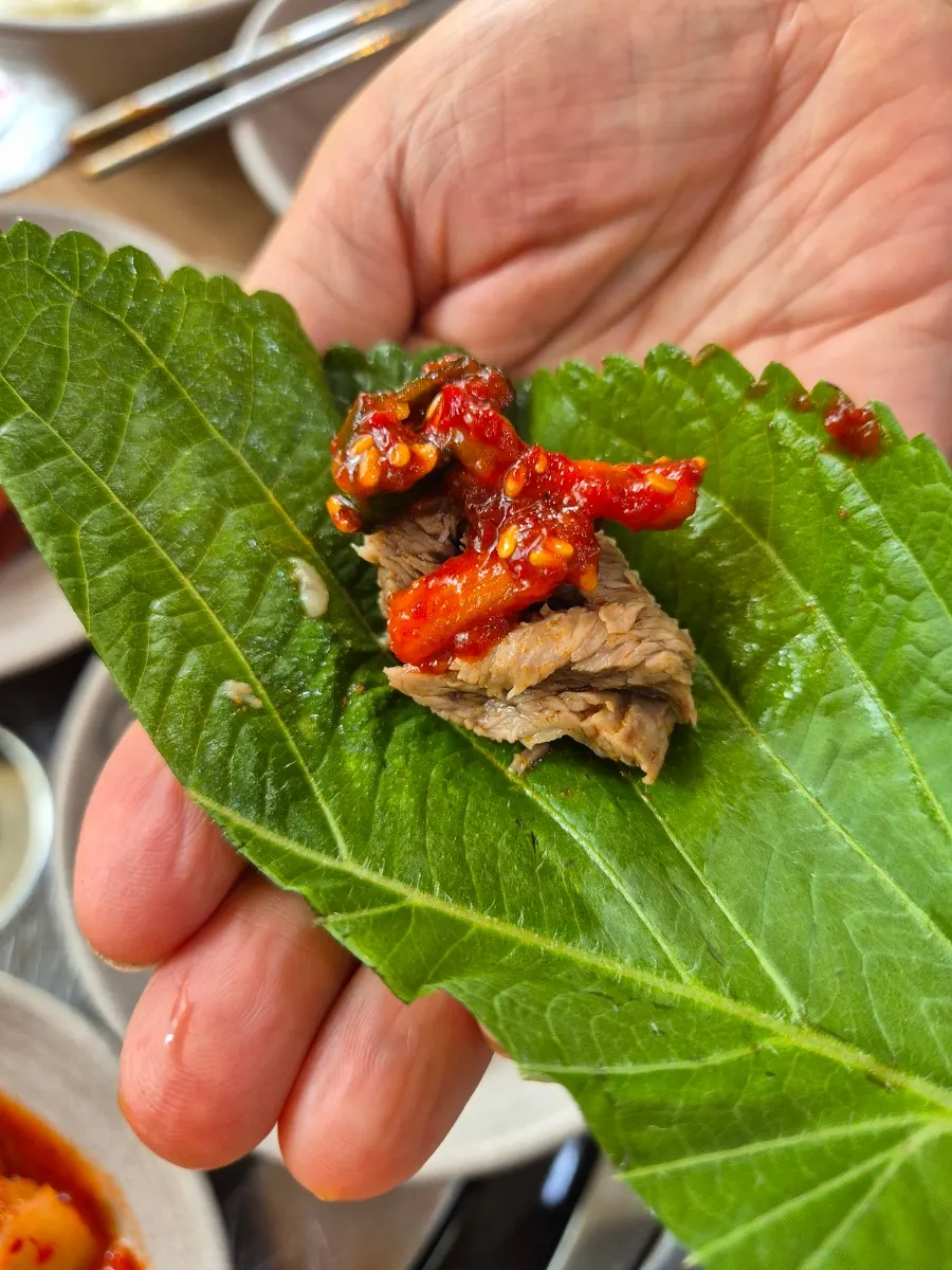 깻잎에 올린 우신탕 고기