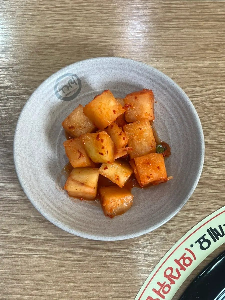 Side dishes of white kimchi and kkakdugi