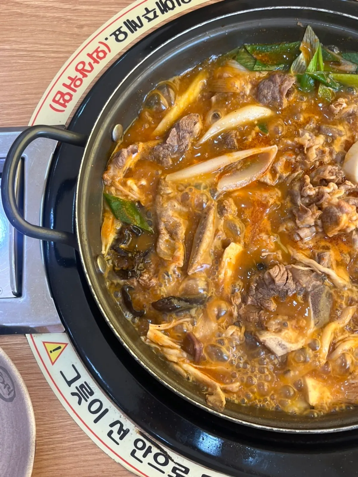 Boiling usinjeongol served alongside pot rice