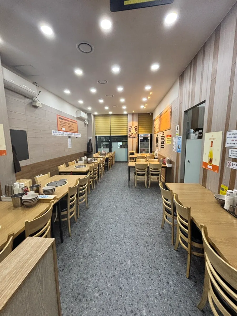 안쪽 별도 공간으로 나뉜 매장 내부
