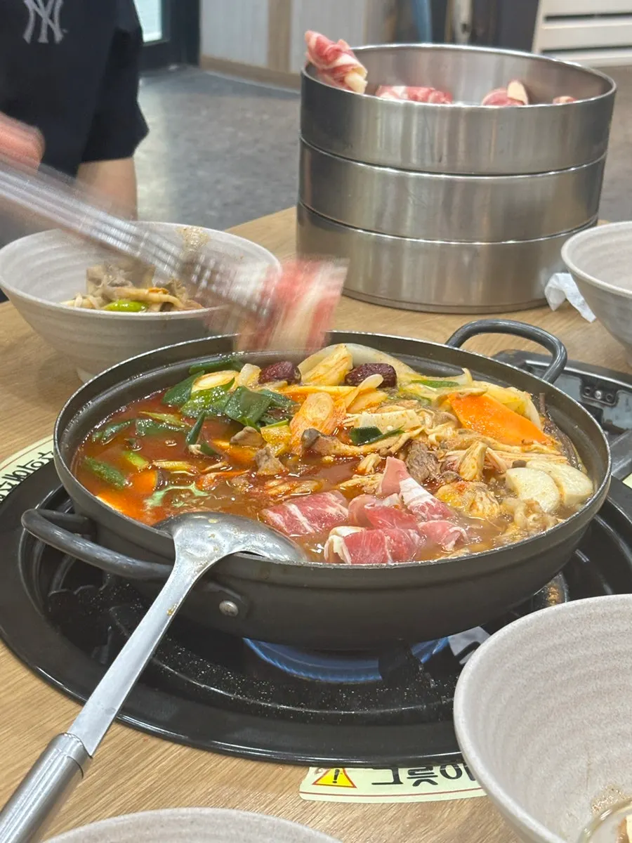 버섯과 채소가 가득 담긴 우신 특전골 냄비