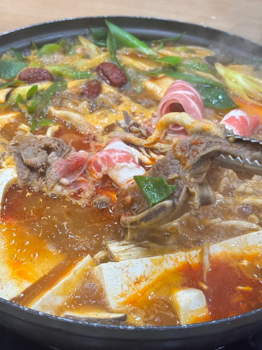 끓기 시작한 얼큰한 한우 특전골