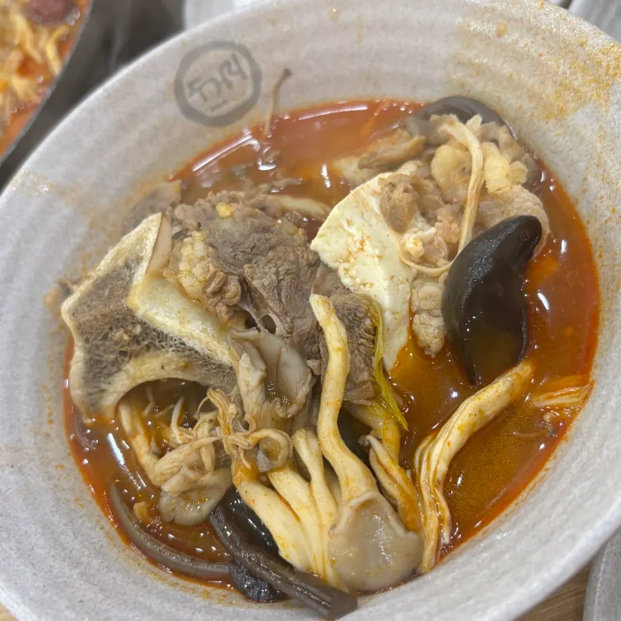 깻잎에 고기와 채소를 올린 쌈