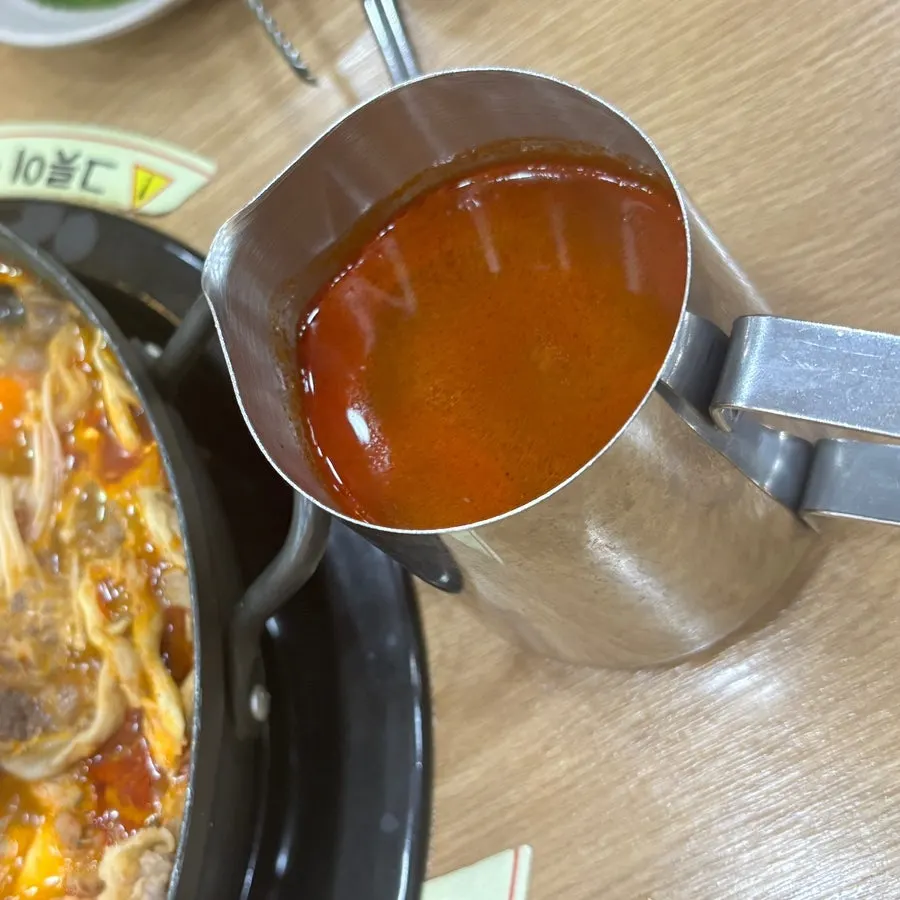국물과 함께 떠낸 전골 한 그릇