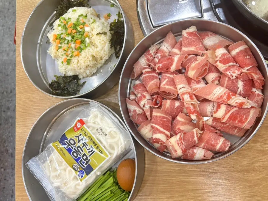 우동사리와 부추 사이드 구성