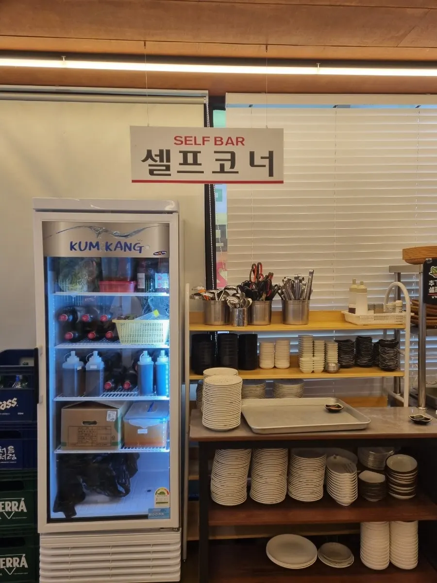 첫손님으로 앉은 테이블과 불판
