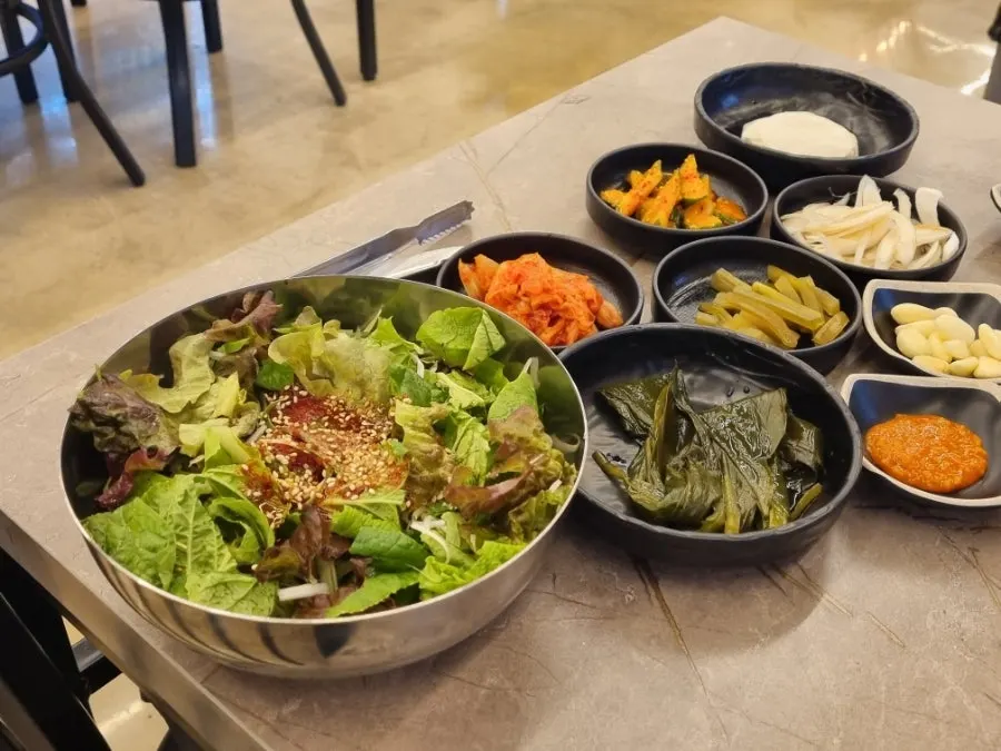 반찬과 서비스 계란후라이, 순두부찌개 상차림