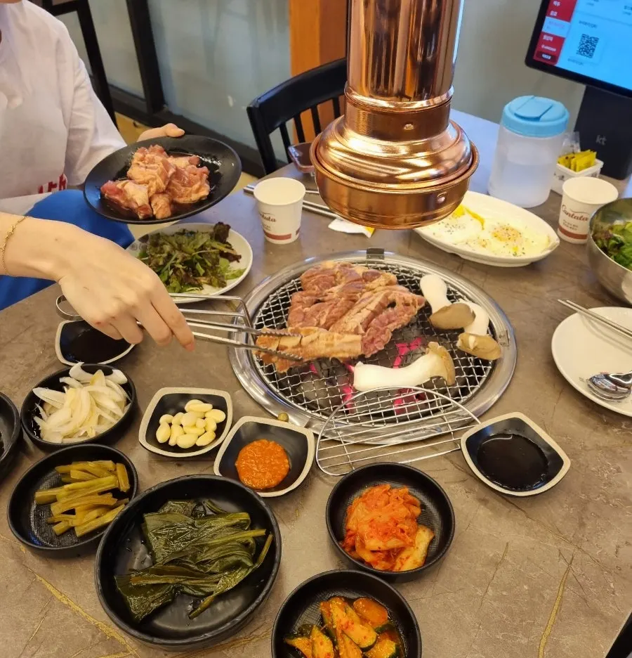 숯불 위에 올린 돼지양념갈비
