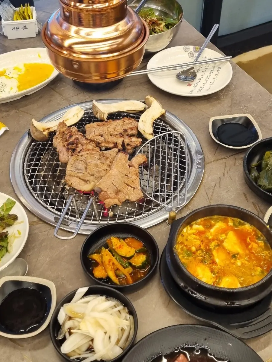집게로 돼지갈비 뒤집는 모습