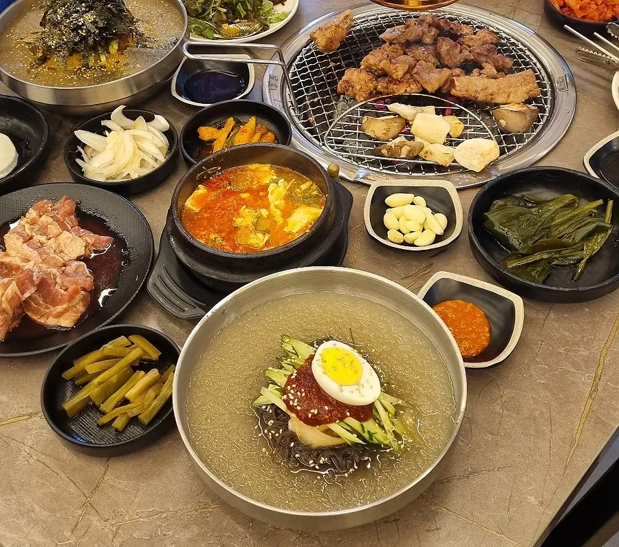 깔끔하게 관리된 고기집 테이블 세팅