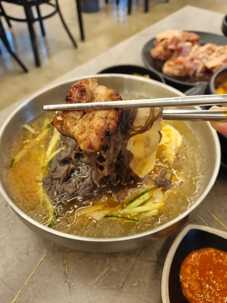 냉면 육수를 쓴 김치말이국수