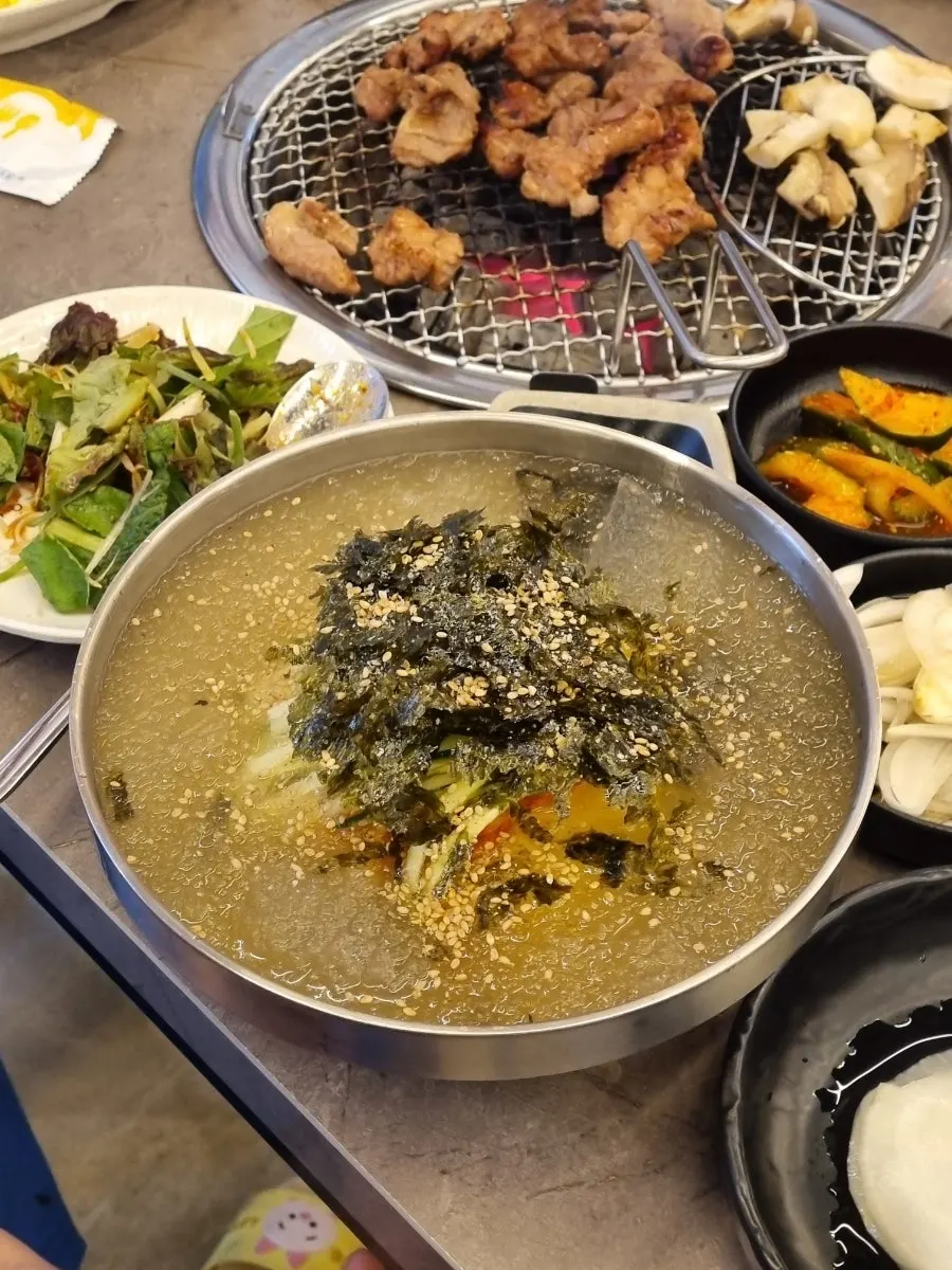 면을 집어 올린 냉면
