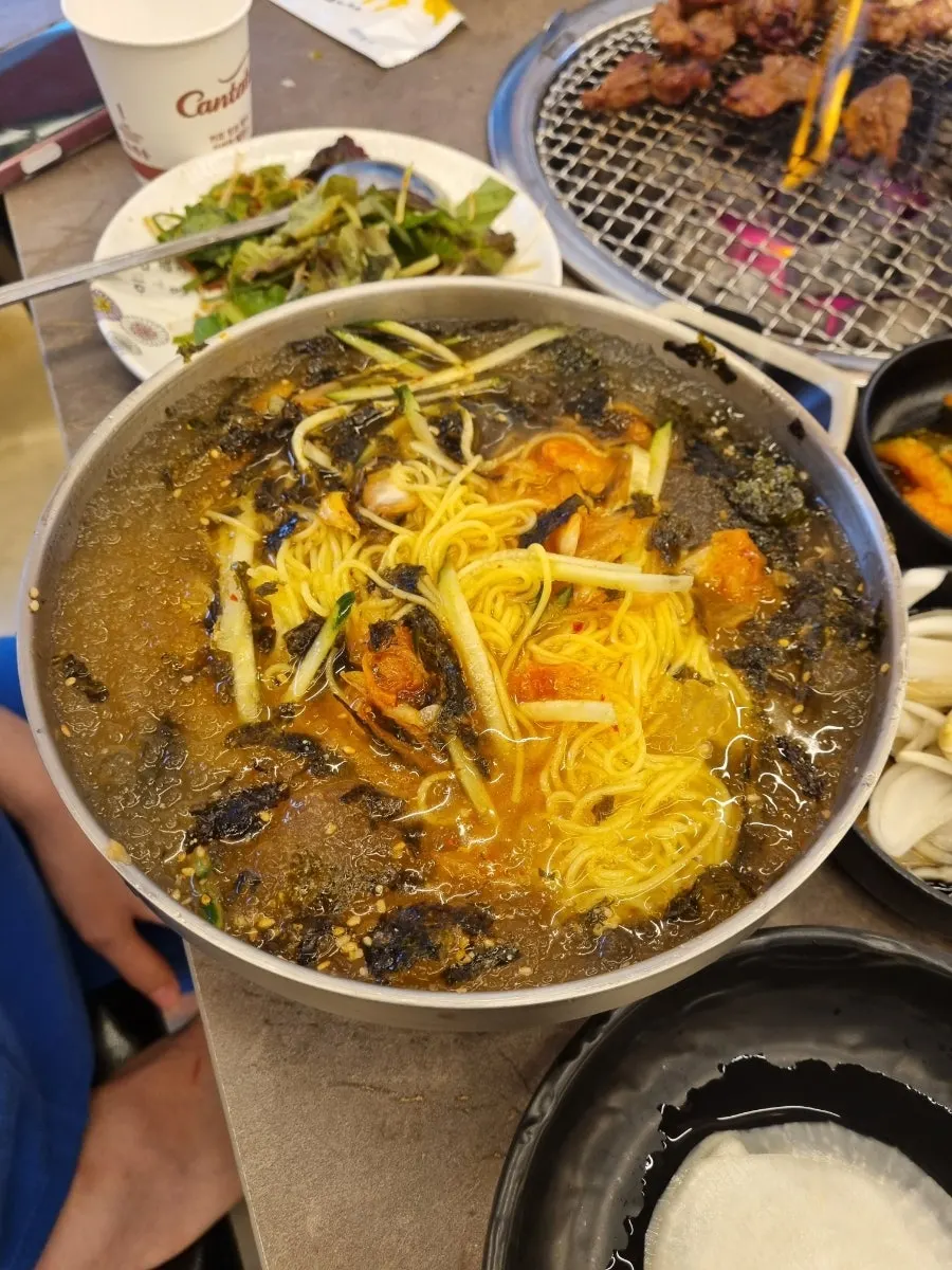 아삭한 김치가 올라간 김치말이국수