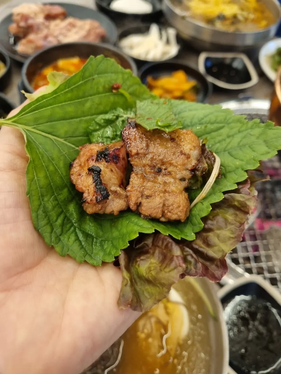 상추와 깻잎에 돼지갈비 올린 쌈