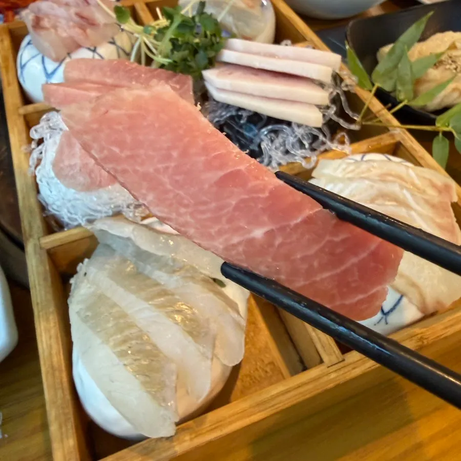 Wrapping sashimi in seaweed to eat