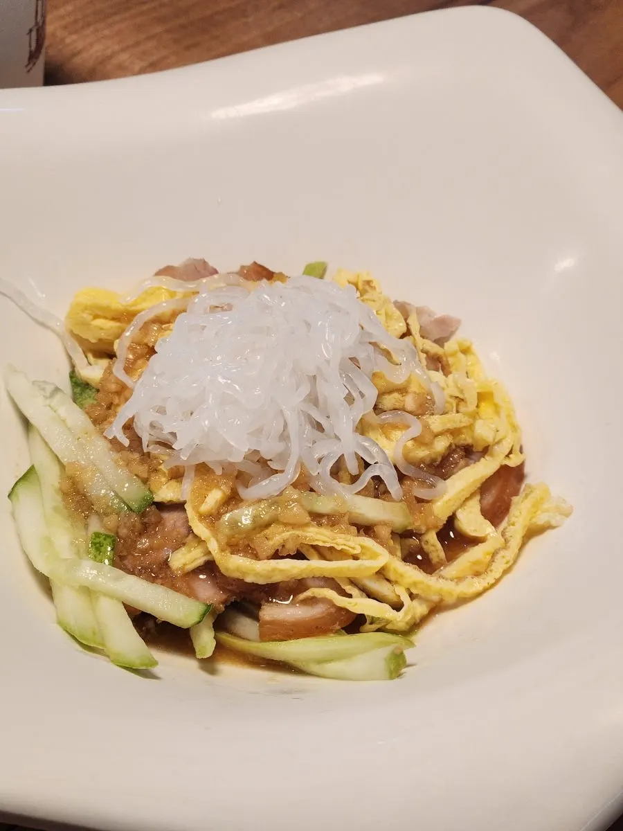 푸짐하게 차려진 족발 보쌈 한상
