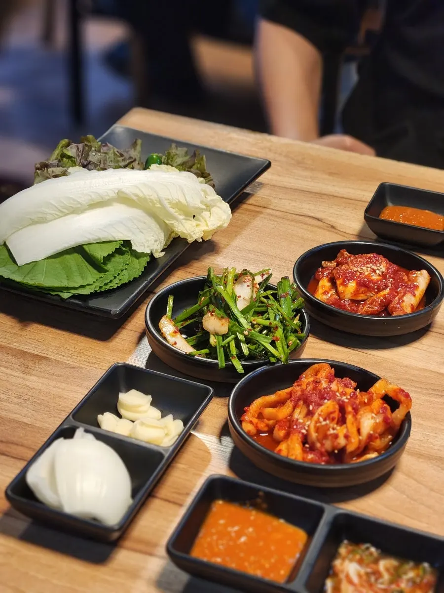 맛보기로 나온 냉채족발 한 접시