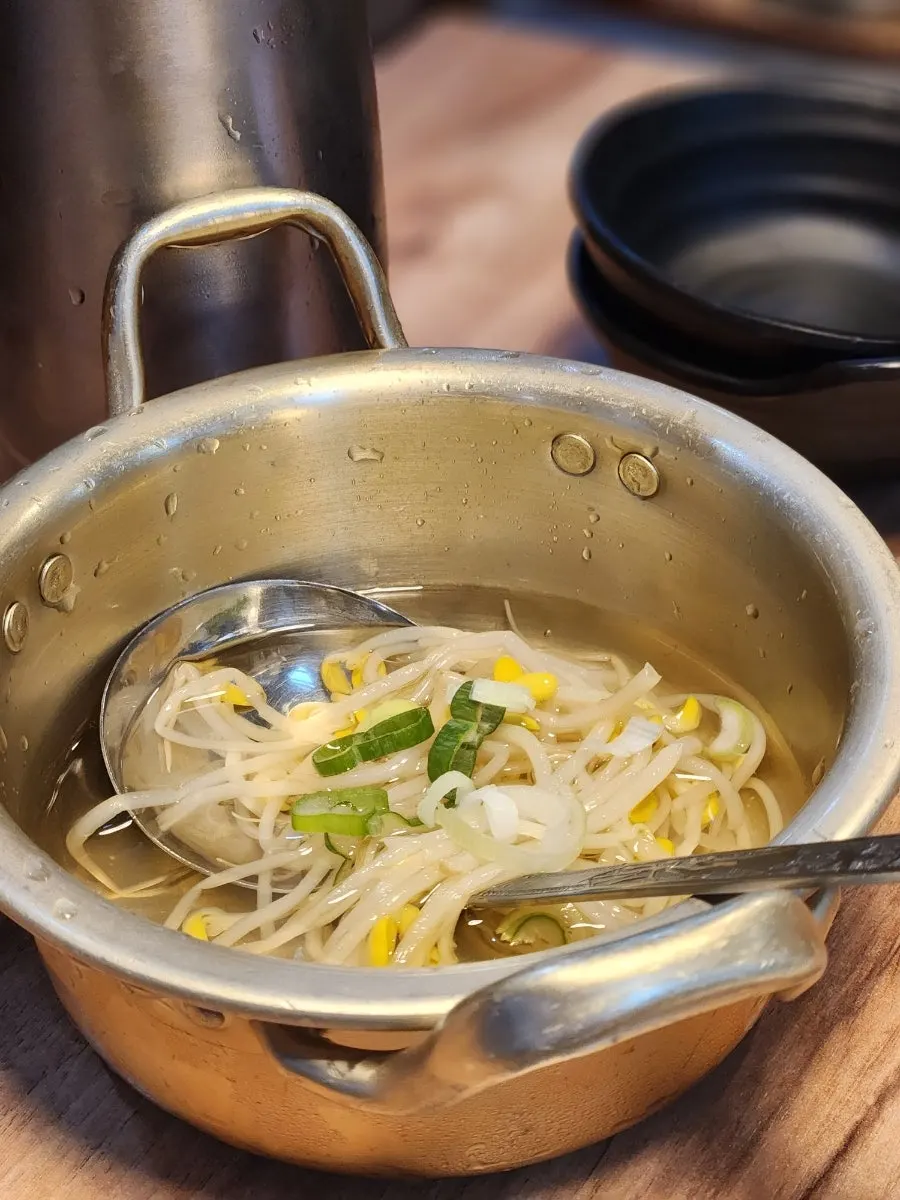 콩나물국과 배추쌈이 포함된 밑반찬 구성