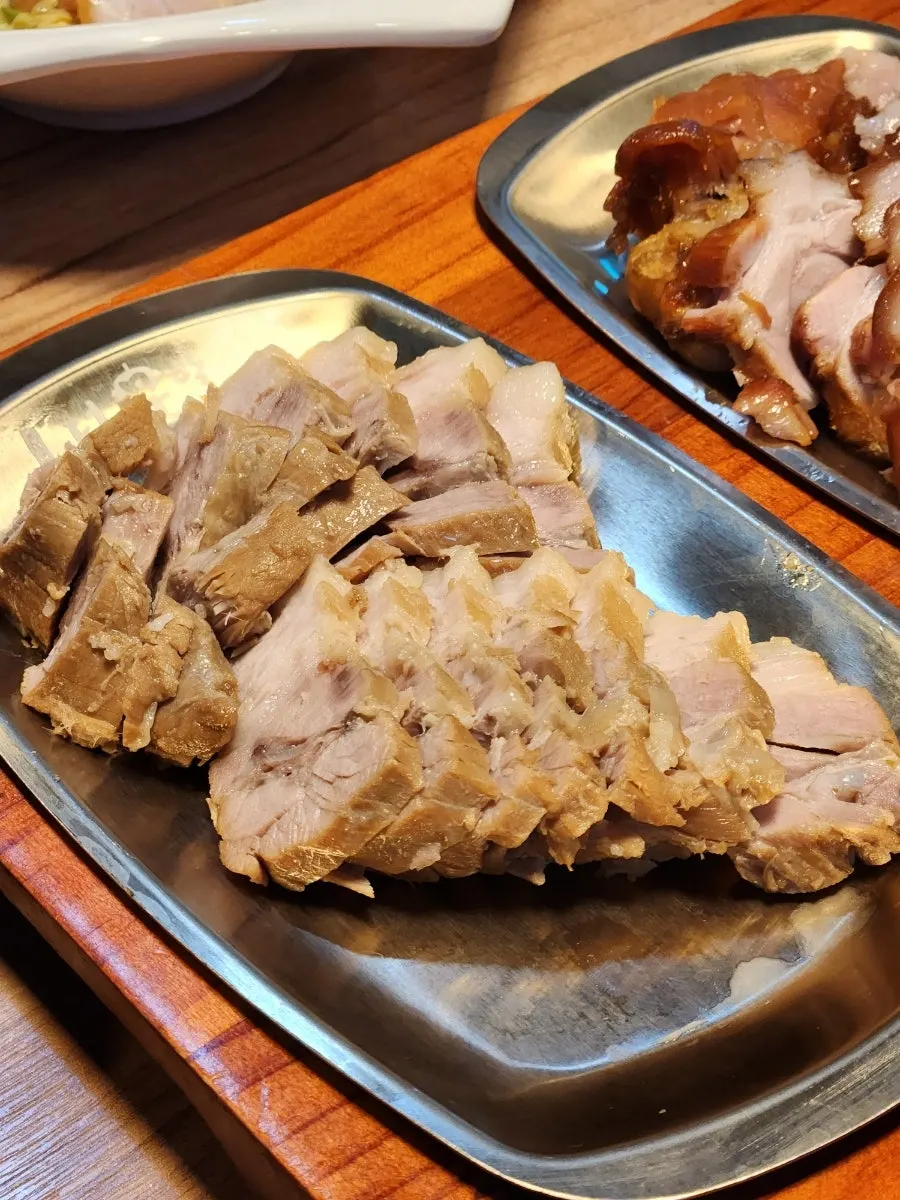 깻잎에 족발과 마늘, 쌈장을 올린 쌈
