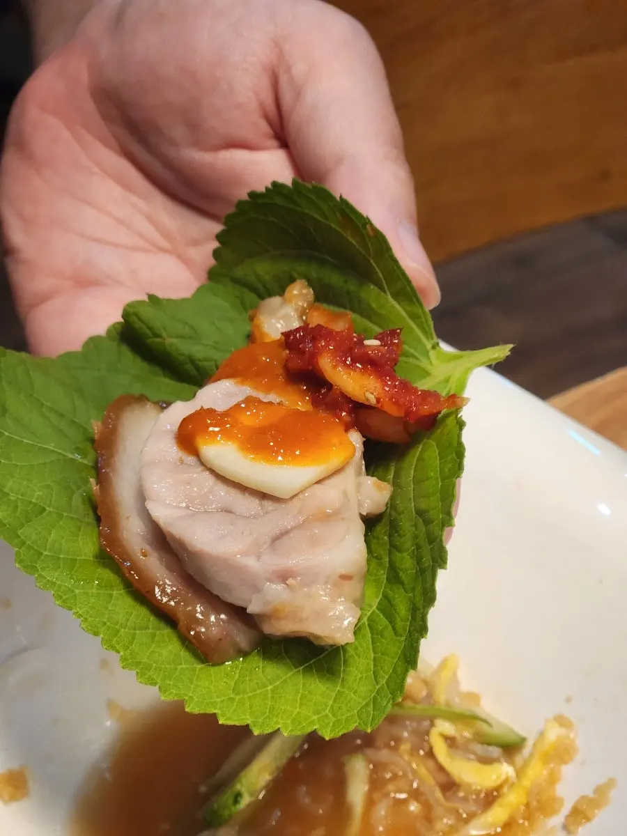 족발을 두툼하게 올린 깻잎쌈 한입