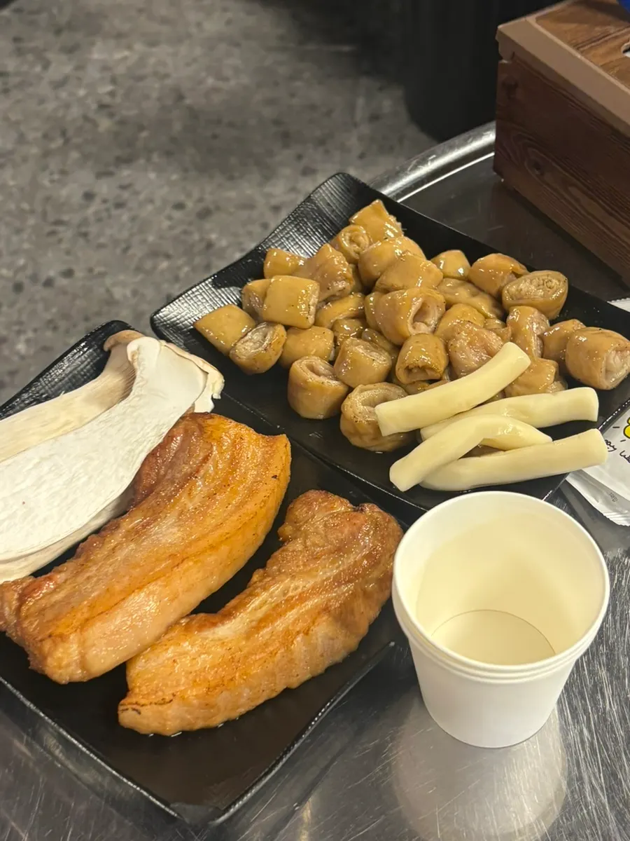 주문한 삼겹살과 막창 생고기 접시