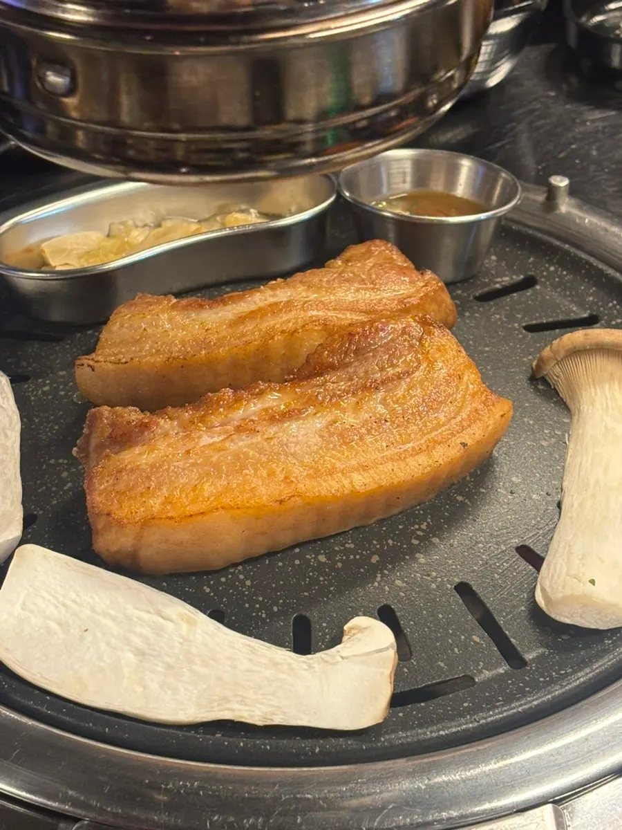 불판에 올린 삼겹살