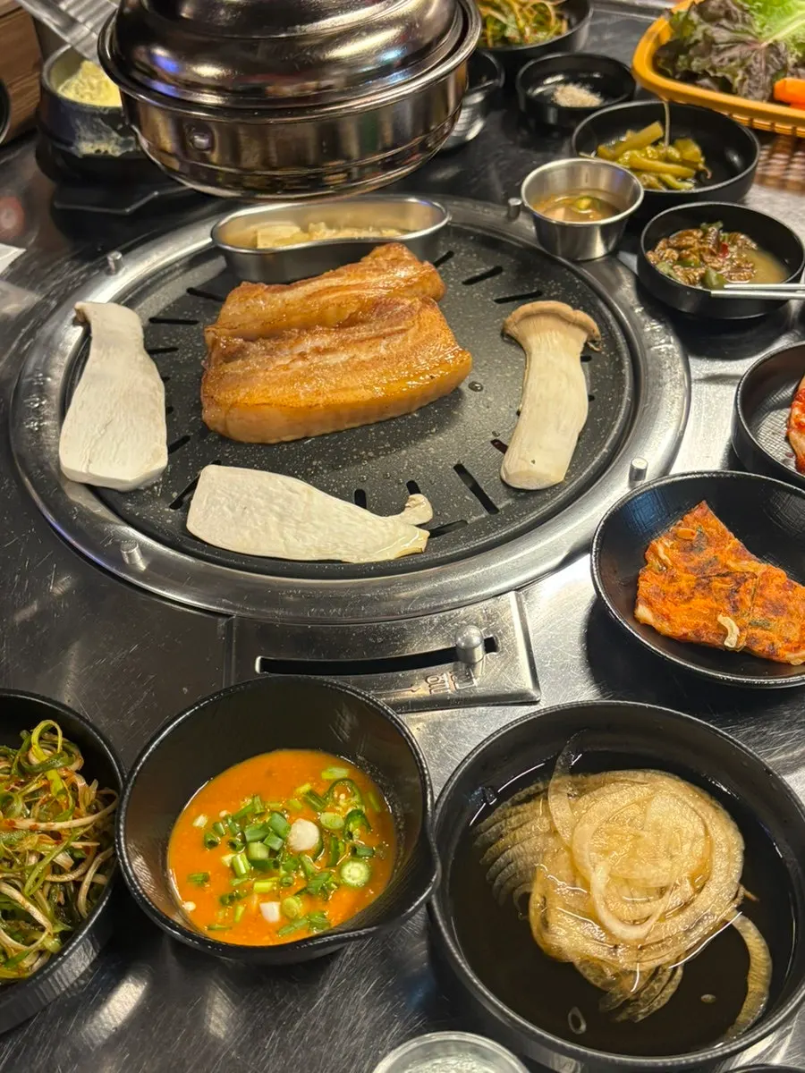 직원이 구워준 노릇한 삼겹살