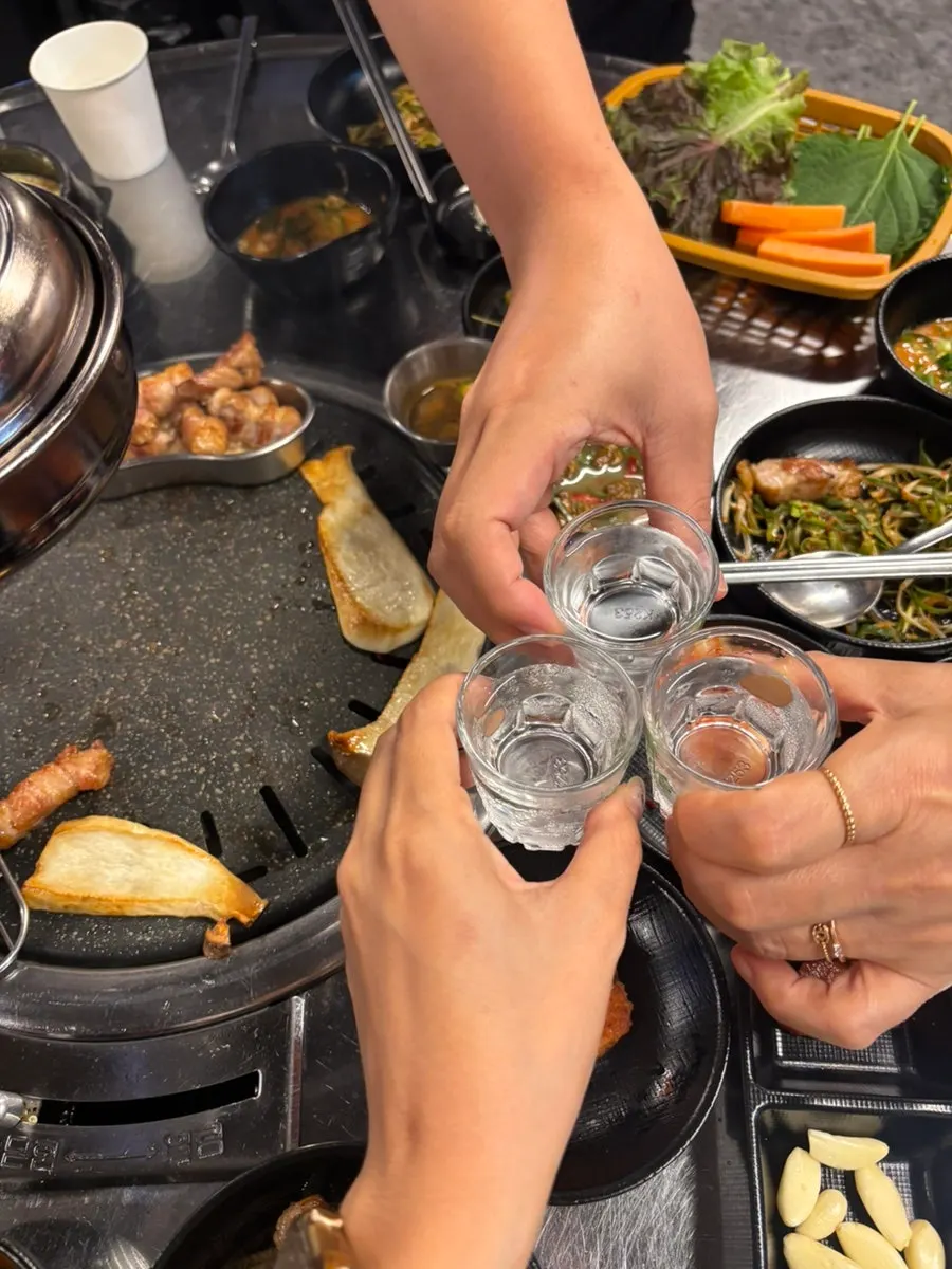 고기와 함께한 술잔
