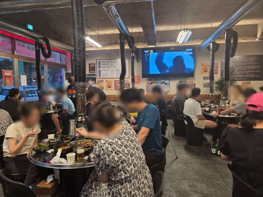 고기 굽는 테이블이 이어진 뚝방 홀 좌석