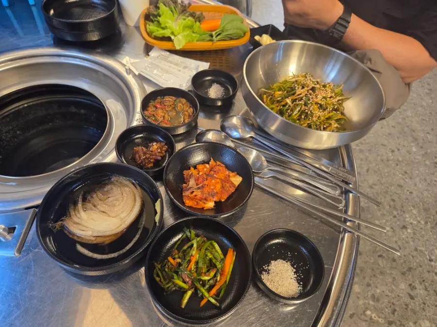 재래기와 양파장, 부추김치가 놓인 기본찬 상차림