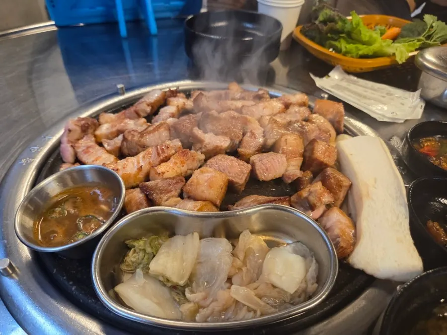 버섯과 참기름 백김치를 함께 올린 불판