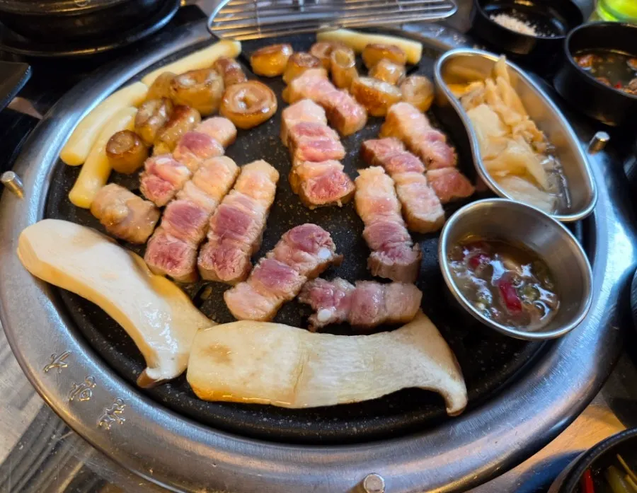 뚝방 불판 위 막창과 삼겹살