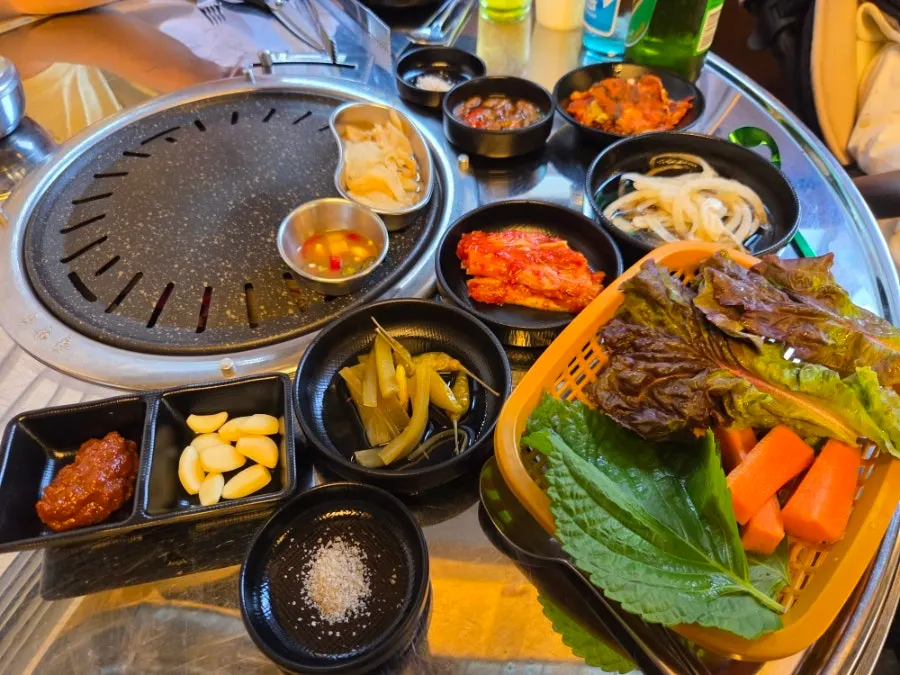 뚝방 기본 찬 번데기와 김치전 상차림