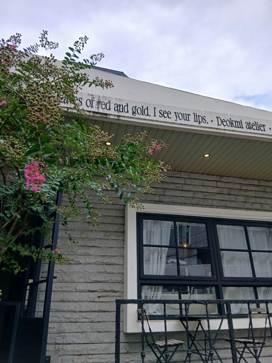 Charming atelier-style café exterior