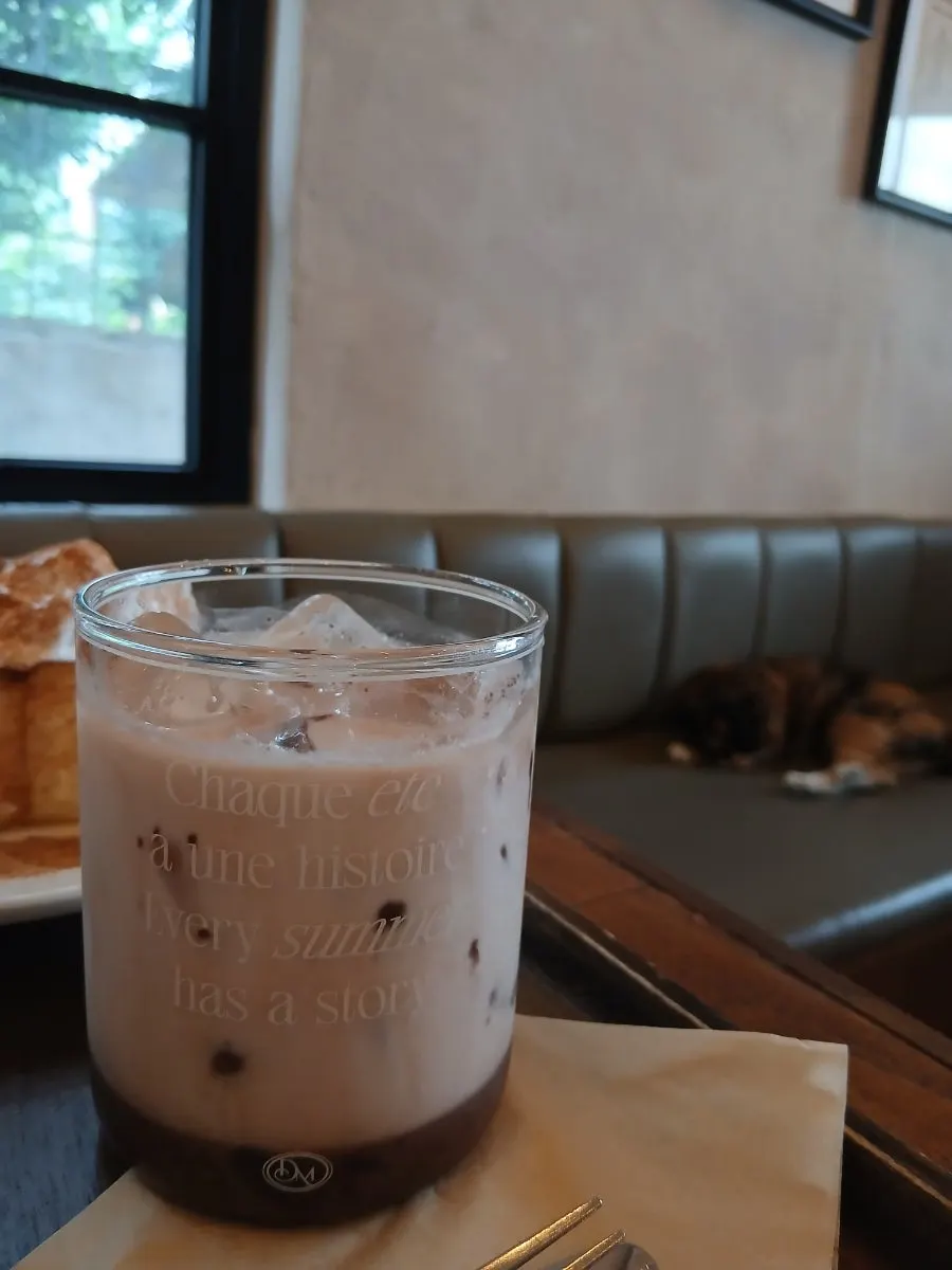 Rose thé noir milk tea topped with rose petals