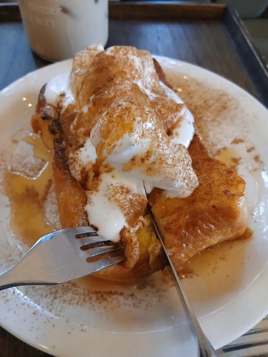 French toast with cinnamon powder and maple syrup