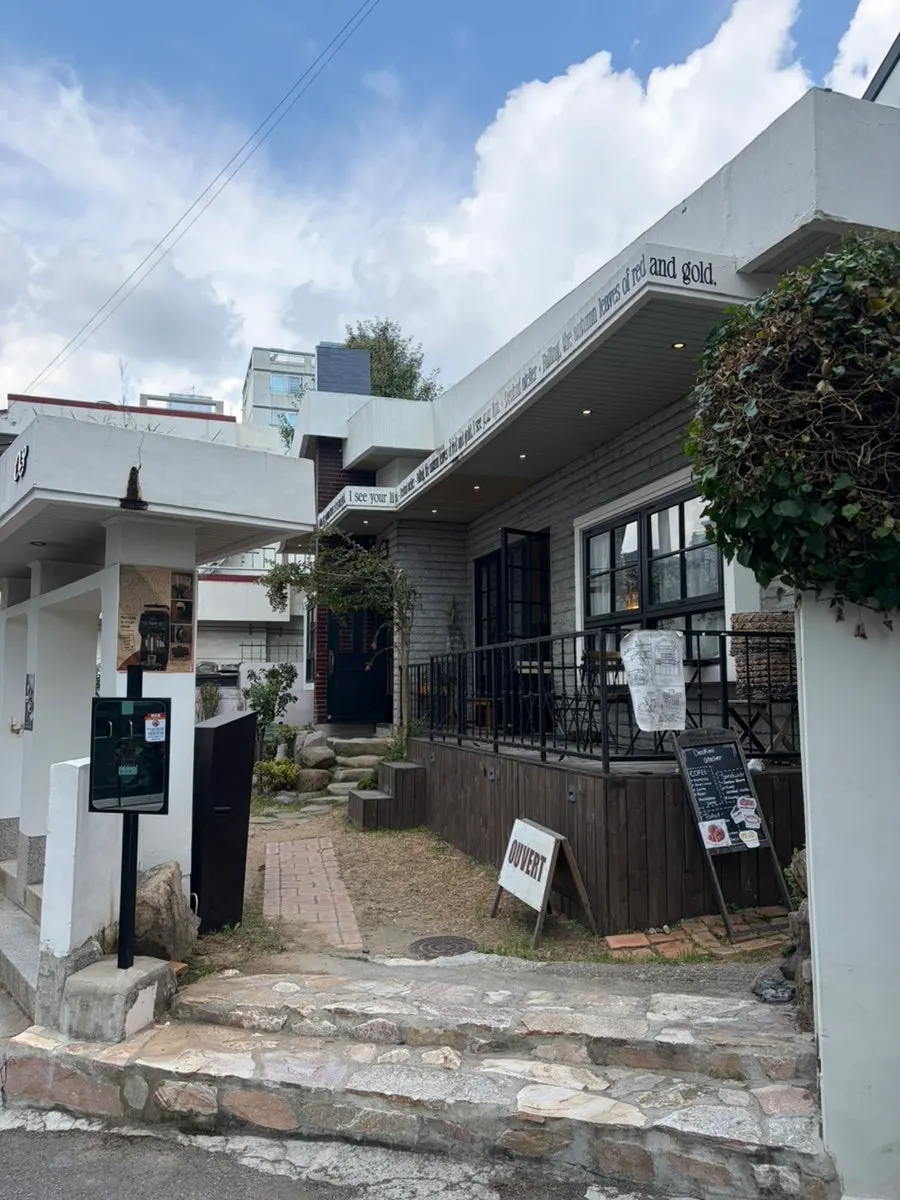 덕미 아틀리에 광안점 입구 주변 골목 풍경