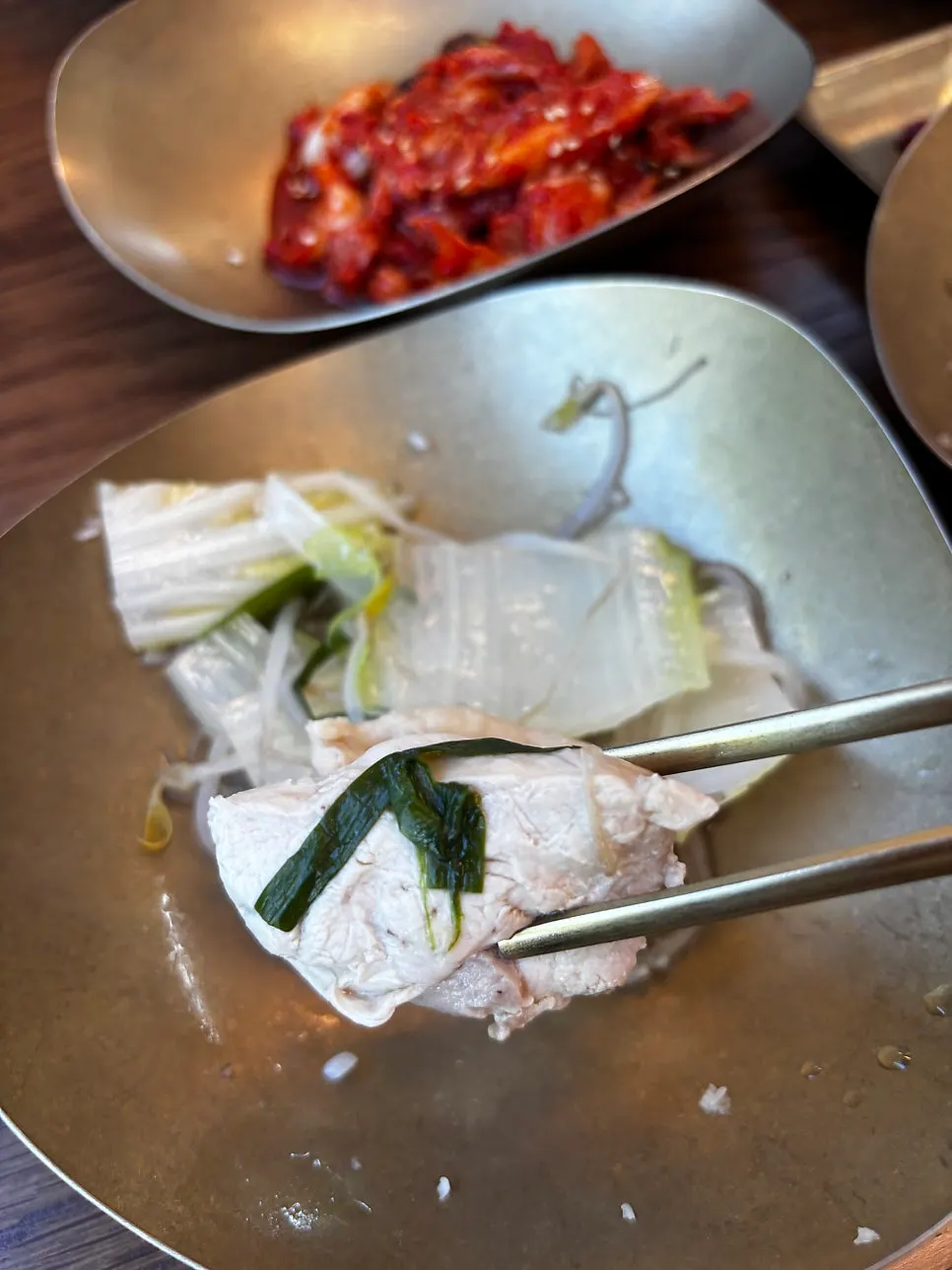국물에 끓인 칼국수와 만두