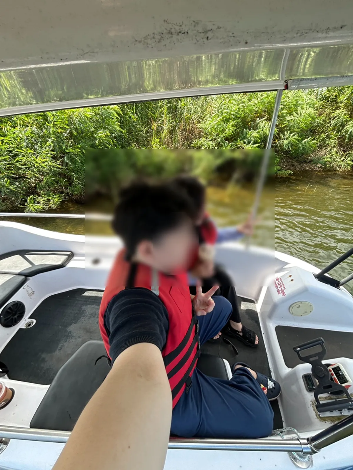 Self-drive boat experience at Cafe Dunchi in Yangyang