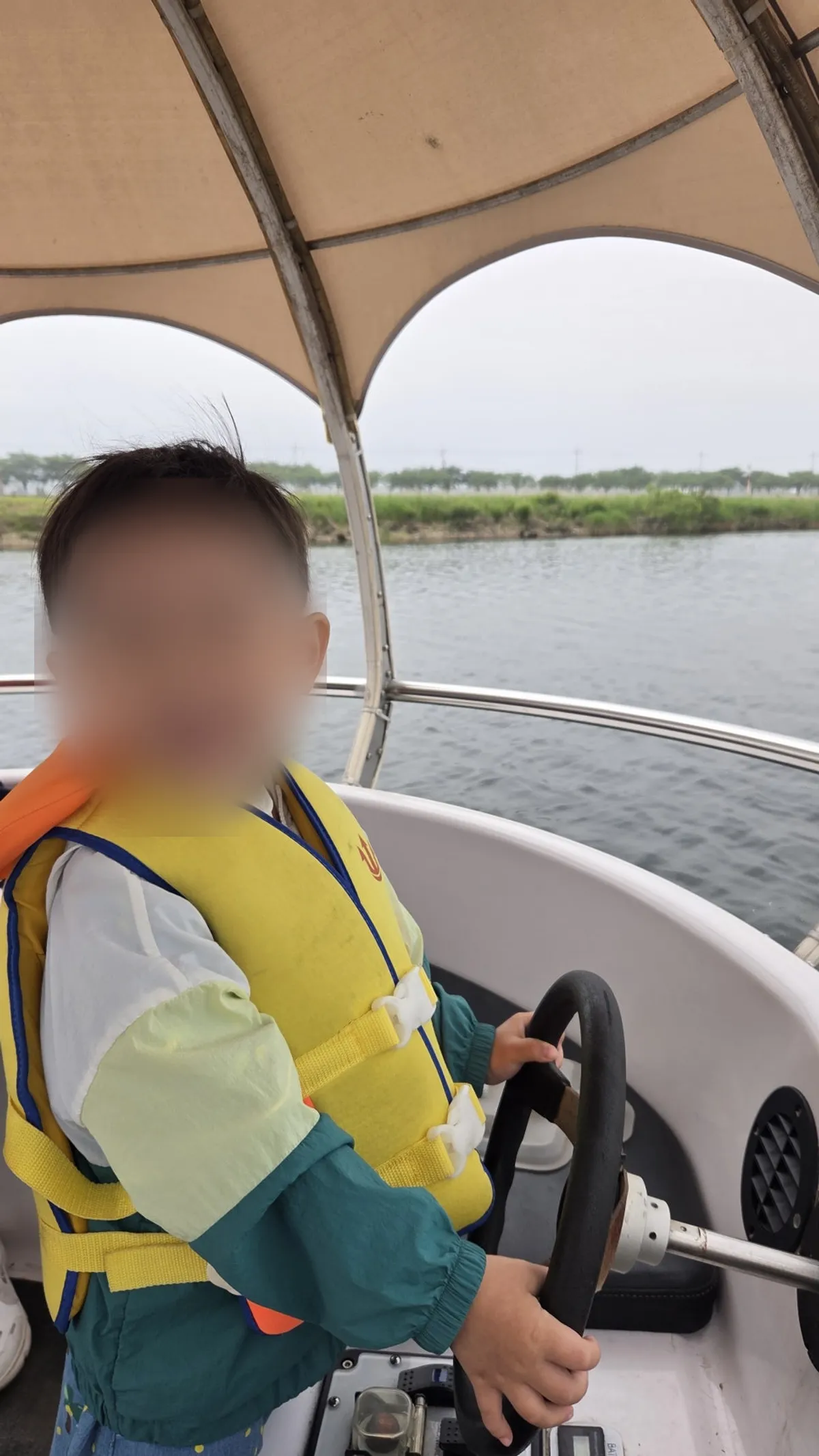 가족 보트 체험 중 바라본 남대천 풍경
