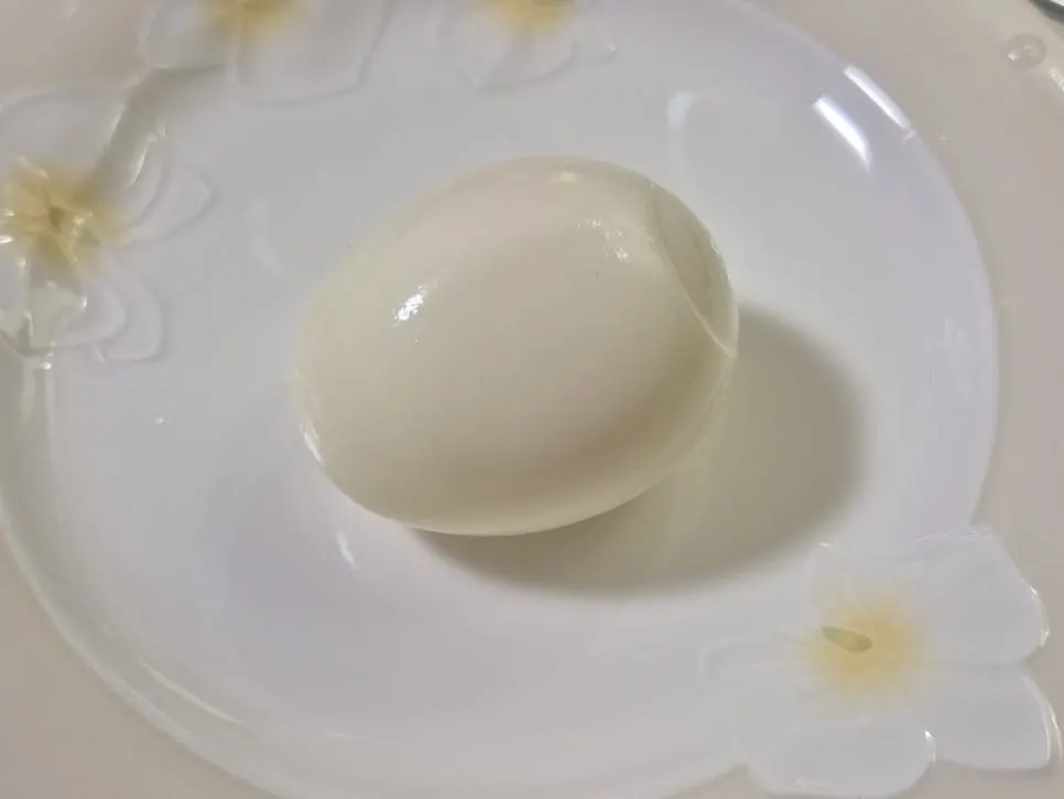 Cross-section of an egg soft-boiled for 7 minutes