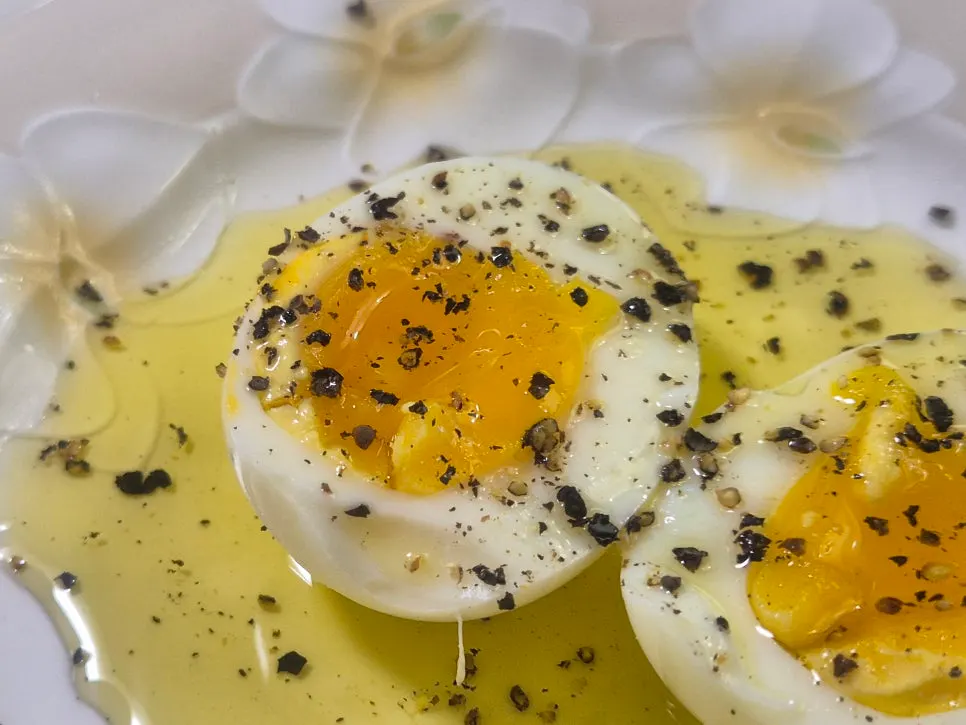 Two types of soft-boiled fertilized eggs compared side by side
