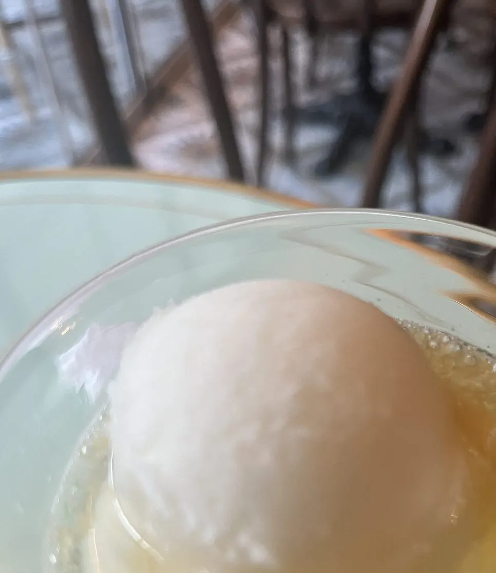 European-feeling brunch café space at Damgeum