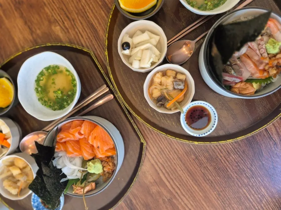 둥치 점심 메뉴 테이블 세팅